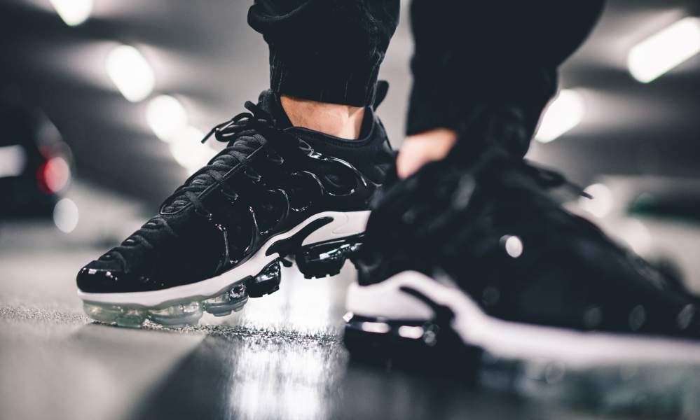 air vapormax plus black white